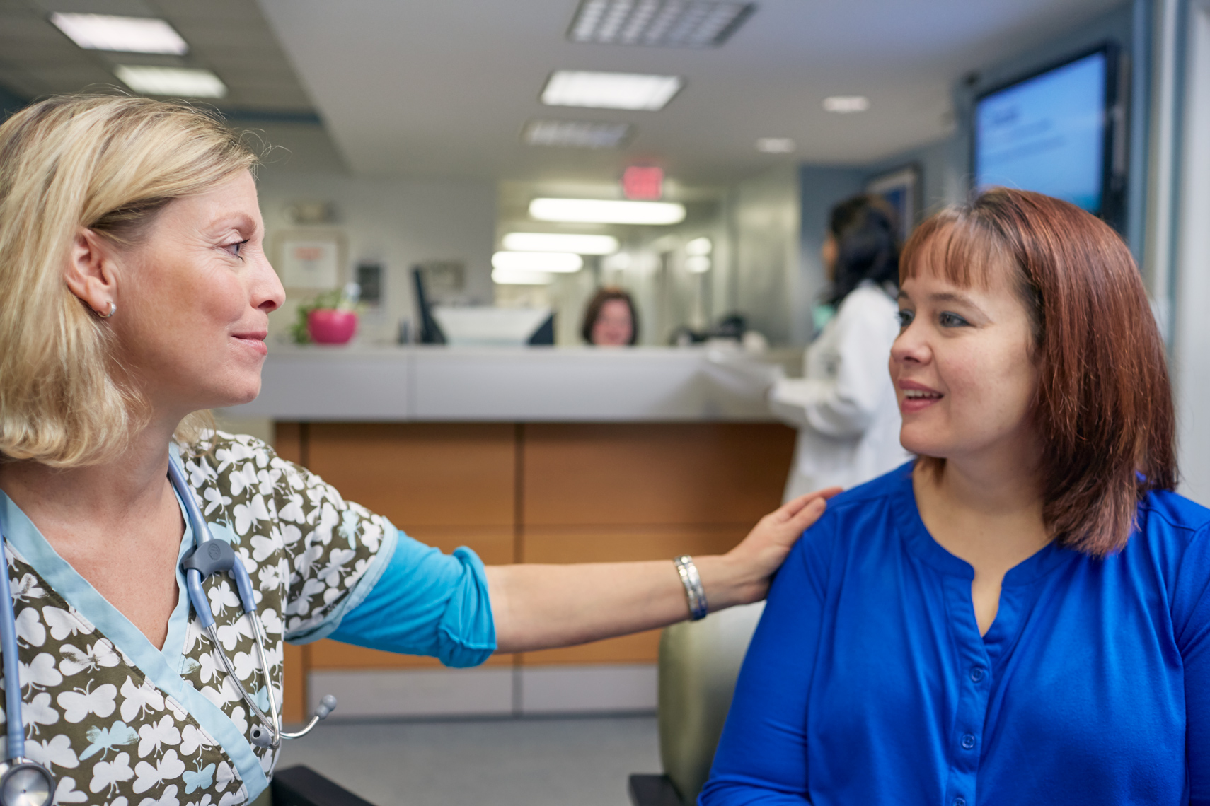 16-171101_LaheyCancerInstitute_Nurse_Patient_Waiting_0385-FIN-WEBX